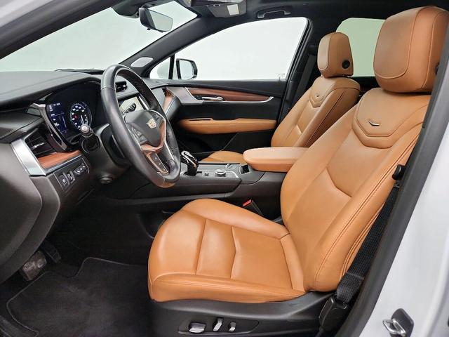 Photo of 2024 White Cadillac XT5