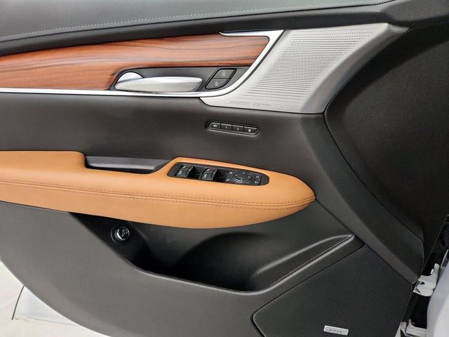 Photo of 2024 White Cadillac XT5