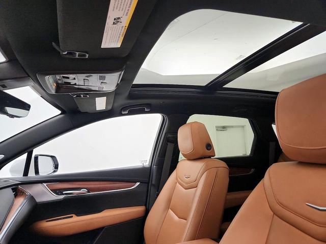 Photo of 2024 White Cadillac XT5