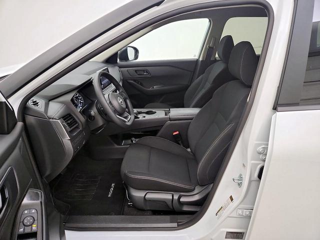Photo of 2024 White Nissan Rogue