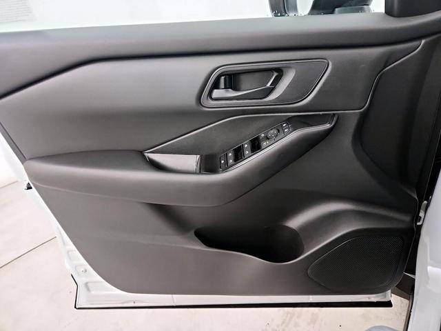 Photo of 2024 White Nissan Rogue