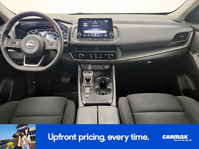 Photo of 2024 White Nissan Rogue