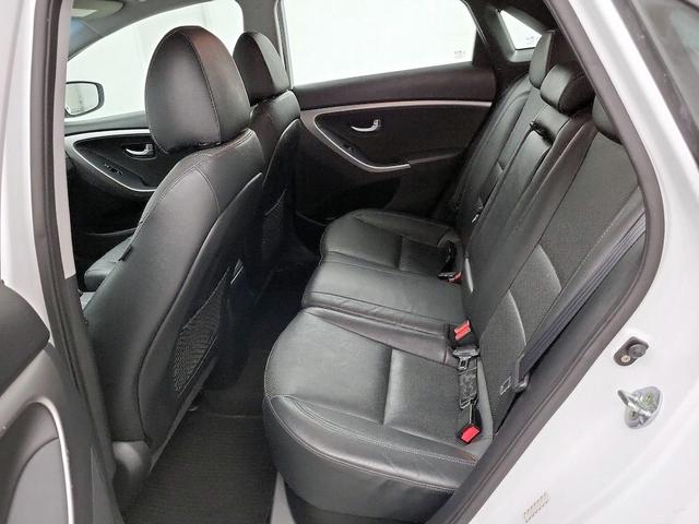 Photo of 2017 White Hyundai ELANTRA