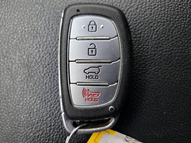 Photo of 2017 White Hyundai ELANTRA