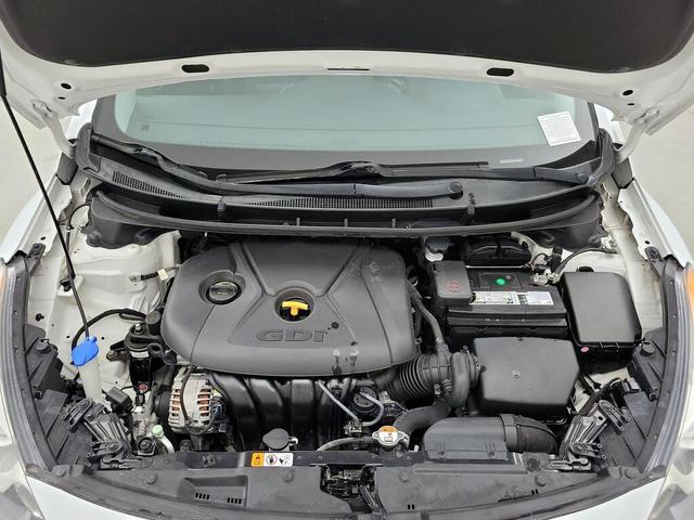 Photo of 2017 White Hyundai ELANTRA