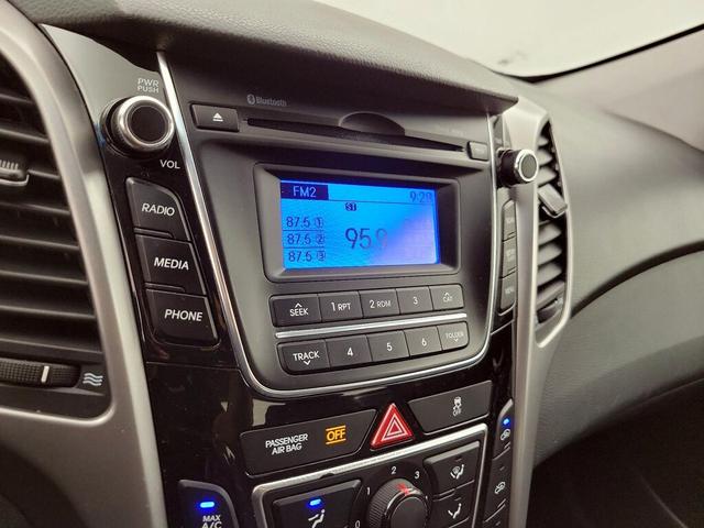 Photo of 2017 White Hyundai ELANTRA
