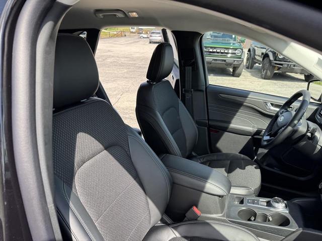 Photo of 2025 Agate Black Metallic Ford Escape PHEV