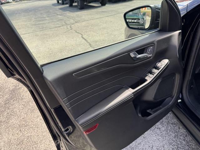 Photo of 2025 Agate Black Metallic Ford Escape PHEV