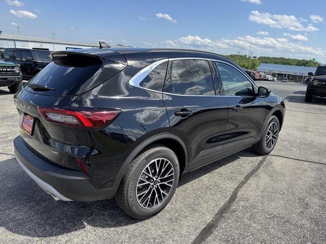 Photo of 2025 Agate Black Metallic Ford Escape PHEV