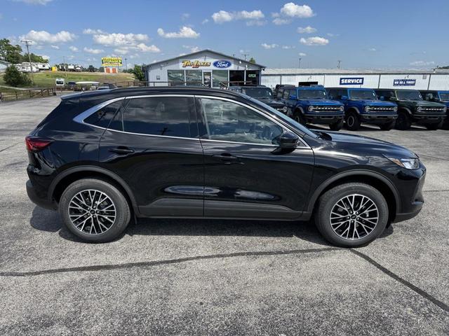 Photo of 2025 Agate Black Metallic Ford Escape PHEV