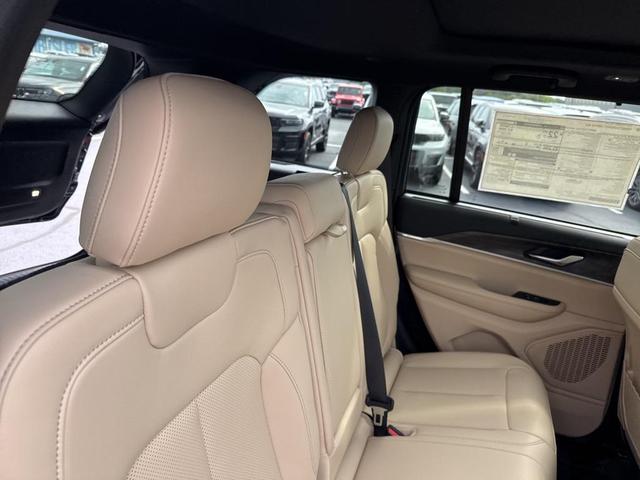 Photo of 2025 Diamond Black Crystal Pearlcoat Jeep Grand Cherokee