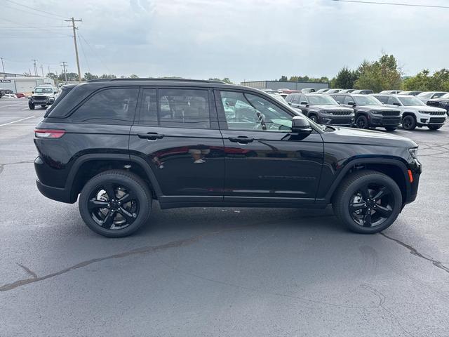 Photo of 2025 Diamond Black Crystal Pearlcoat Jeep Grand Cherokee