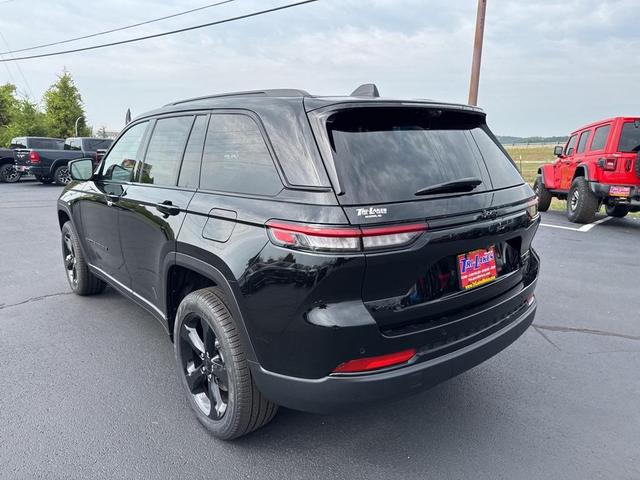 Photo of 2025 Diamond Black Crystal Pearlcoat Jeep Grand Cherokee
