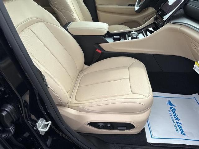 Photo of 2025 Diamond Black Crystal Pearlcoat Jeep Grand Cherokee