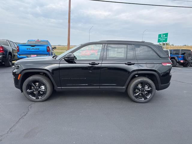 Photo of 2025 Diamond Black Crystal Pearlcoat Jeep Grand Cherokee