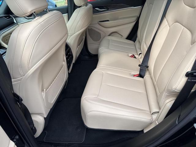 Photo of 2025 Diamond Black Crystal Pearlcoat Jeep Grand Cherokee