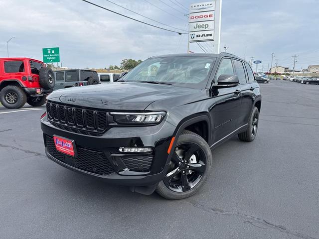 Photo of 2025 Diamond Black Crystal Pearlcoat Jeep Grand Cherokee