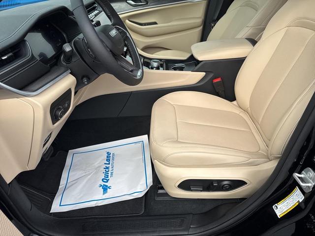 Photo of 2025 Diamond Black Crystal Pearlcoat Jeep Grand Cherokee