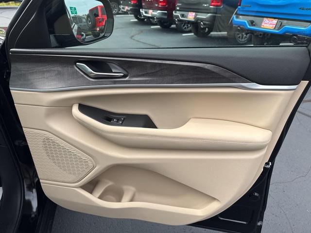 Photo of 2025 Diamond Black Crystal Pearlcoat Jeep Grand Cherokee