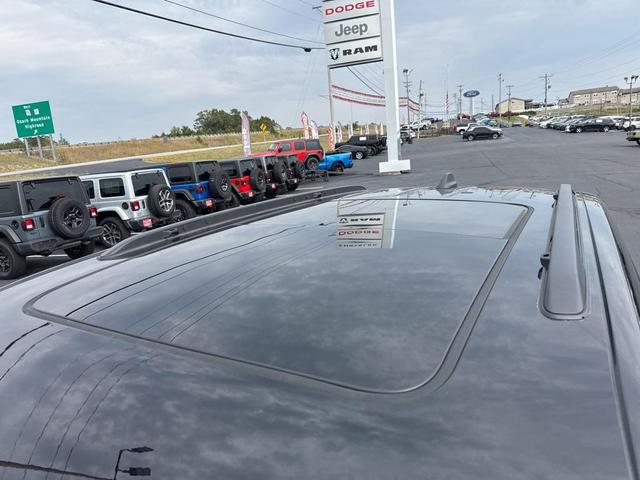 Photo of 2025 Diamond Black Crystal Pearlcoat Jeep Grand Cherokee