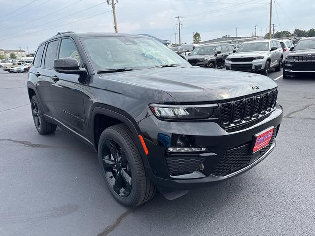 Photo of 2025 Diamond Black Crystal Pearlcoat Jeep Grand Cherokee