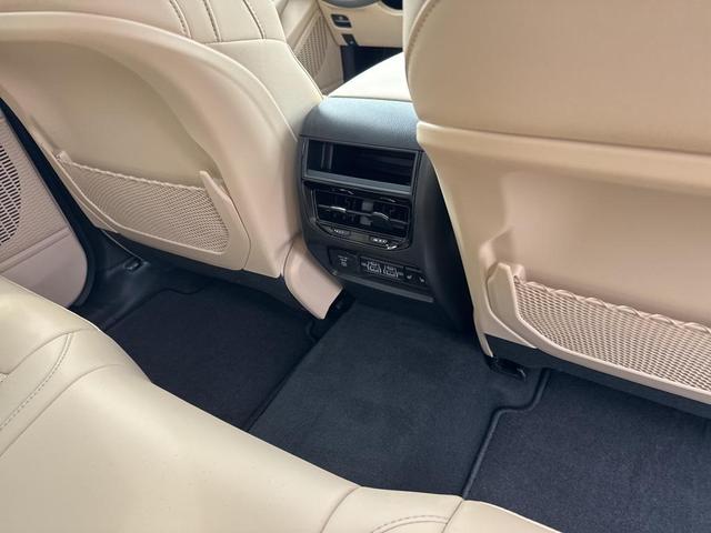 Photo of 2025 Diamond Black Crystal Pearlcoat Jeep Grand Cherokee