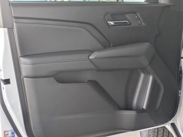 Photo of 2025 White Chevrolet Colorado