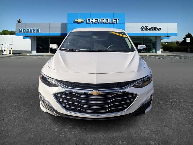 Photo of 2025 White Chevrolet Malibu