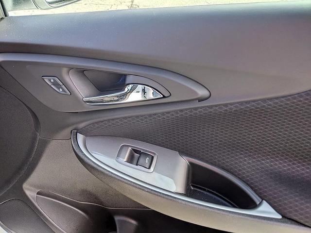 Photo of 2025 White Chevrolet Malibu