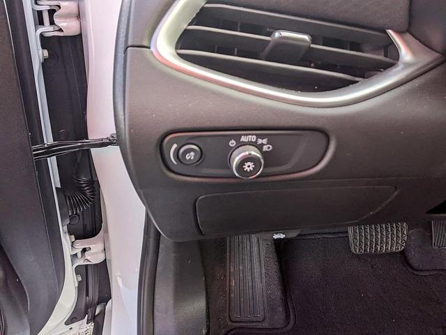 Photo of 2025 White Chevrolet Malibu