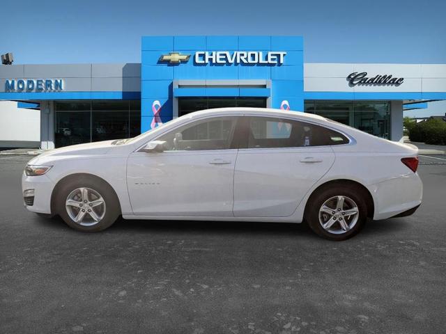 Photo of 2025 White Chevrolet Malibu