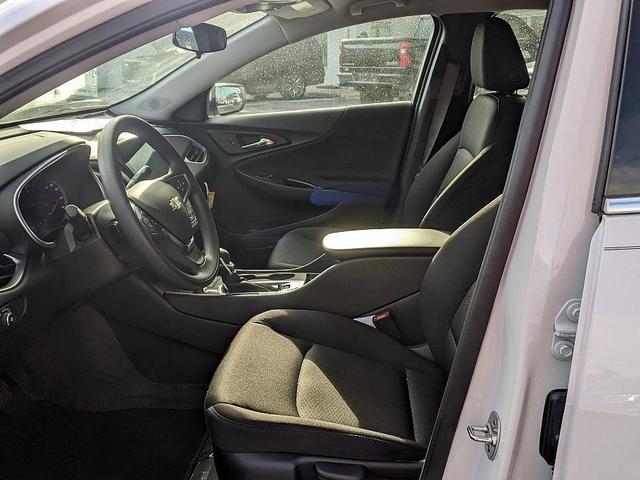 Photo of 2025 White Chevrolet Malibu