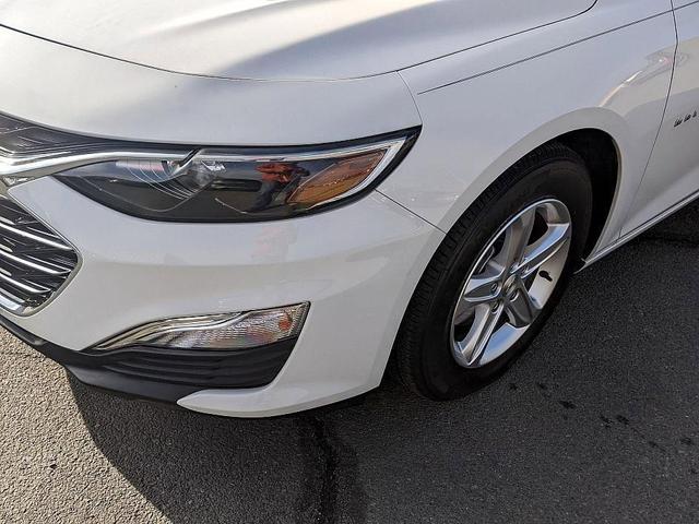 Photo of 2025 White Chevrolet Malibu