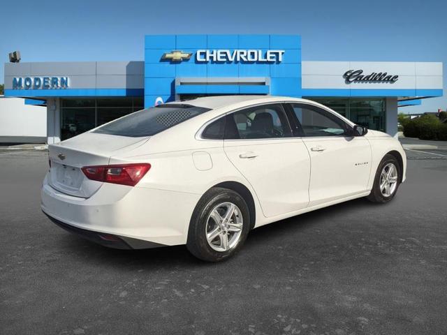Photo of 2025 White Chevrolet Malibu