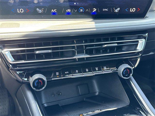 Photo of 2025 Black Chevrolet Traverse