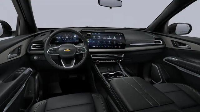 Photo of 2025 Summit White Chevrolet Traverse