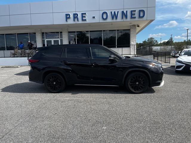 Photo of 2023 Midnight Black Toyota Highlander