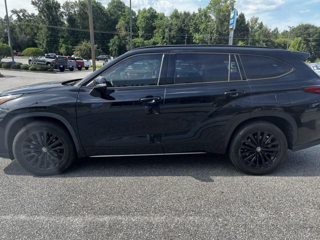 Photo of 2023 Midnight Black Toyota Highlander