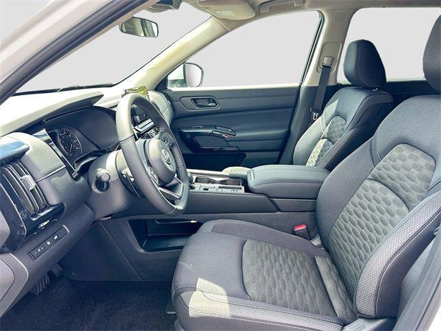 Photo of 2025 Everest White P Nissan Pathfinder