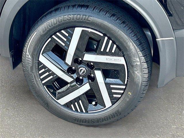 Photo of 2025 Super Black Nissan Kicks