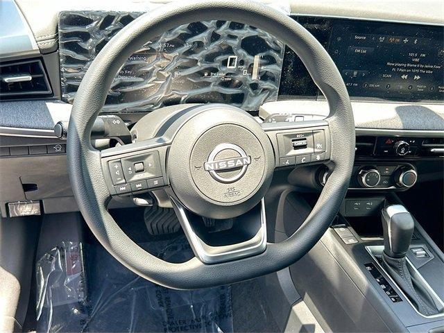 Photo of 2025 Super Black Nissan Kicks