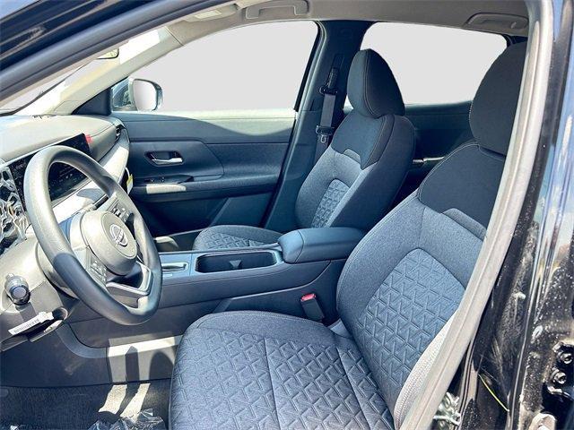 Photo of 2025 Super Black Nissan Kicks
