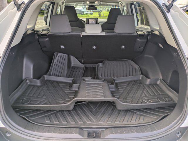 Photo of 2021 Super White Toyota RAV4