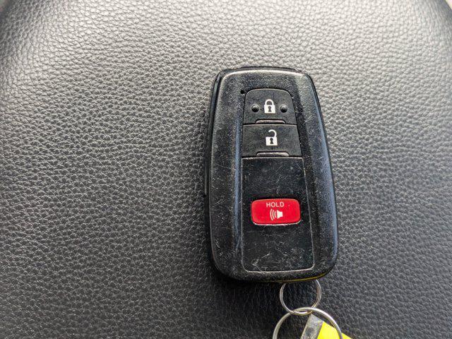 Photo of 2021 Super White Toyota RAV4