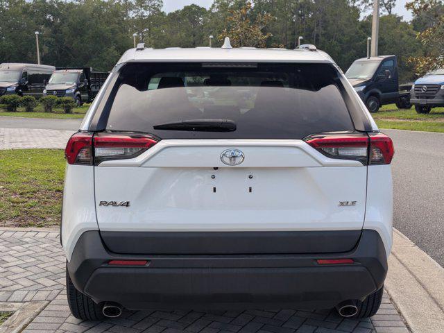 Photo of 2021 Super White Toyota RAV4