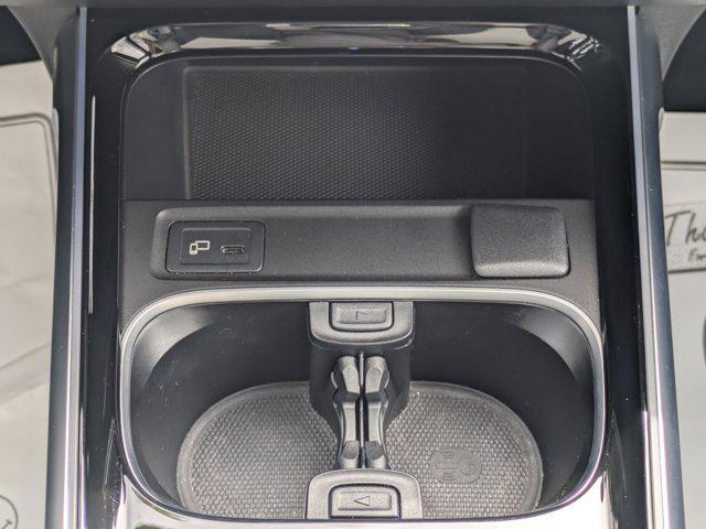 Photo of 2023 Polar White Mercedes-Benz GLB 250
