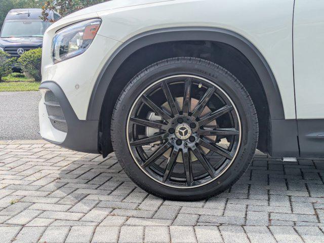 Photo of 2023 Polar White Mercedes-Benz GLB 250