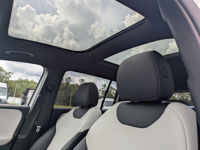 Photo of 2023 Polar White Mercedes-Benz GLB 250