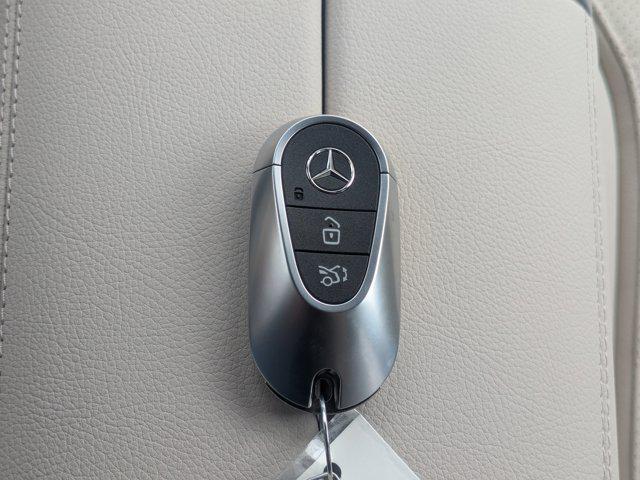 Photo of 2025 Polar White Mercedes-Benz GLC 300