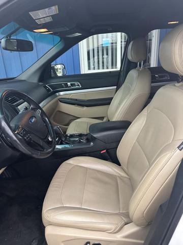 Photo of 2016 White Ford Explorer